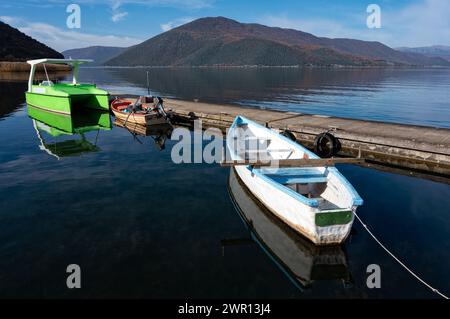 Varie barche al lago Mikri Prespa, Grecia Foto Stock