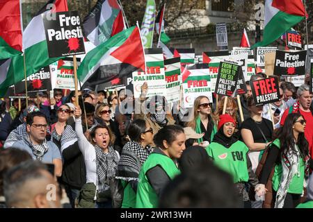 Londra, Regno Unito. 9 marzo 2024. I sostenitori della Palestina detengono bandiere e cartelli durante la protesta "la marcia nazionale per la Palestina” nel centro di Londra. I sostenitori chiedono un cessate il fuoco a seguito del continuo bombardamento di Israele sulla striscia di Gaza, come rappresaglia per l'attacco terroristico di Hamas del 7 ottobre 2023. (Immagine di credito: © Steve Taylor/SOPA Images via ZUMA Press Wire) SOLO PER USO EDITORIALE! Non per USO commerciale! Foto Stock