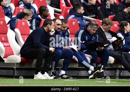 AMSTERDAM - (l-r) l'allenatore dell'Ajax John va't Schip, l'assistente allenatore dell'Ajax Michael Valkanis, l'assistente allenatore dell'Ajax Hedwiges Maduro, l'assistente allenatore dell'Ajax Said Bakkati durante la partita olandese Eredivisie tra l'Ajax Amsterdam e fortuna Sittard nella Johan Cruijff Arena il 10 marzo 2024 ad Amsterdam, Paesi Bassi. ANP OLAF KRAAK Foto Stock