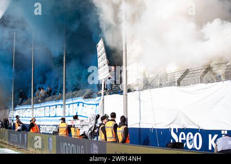 Fußball Bundesliga: VFL Bochum - SC Freiburg 10.03.2024. Fans von VfL Bochum 1.Fußball Bundesliga: VFL Bochum - SC Freiburg Vonovia Ruhrstadion, 10.03.2024. I REGOLAMENTI della DFL VIETANO QUALSIASI USO DI FOTOGRAFIE COME SEQUENZE DI IMMAGINI E/O QUASI-VIDEO Bochum Vonovia Ruhrstadion NRW Deutschland *** 1 Football Bundesliga VfL Bochum SC Freiburg 10 03 2024 tifosi della VfL Bochum 1 Football Bundesliga VfL Bochum SC Freiburg Vonovia Ruhrstadion, 10 03 2024 LE NORMATIVE DFL VIETANO QUALSIASI USO DI FOTOGRAFIE COME SEQUENZE DI IMMAGINI E/O QUASI VIDEO Bochum Vonovia Ruhrstadion NRW Germania Copyright: xBEAUTIFULxSPORTS/Bu Foto Stock