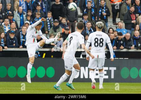 Takahiro Akimoto dell'OHL raffigurato in azione durante una partita di calcio tra il Club Brugge e l'Oud-Heverlee Leuven, domenica 10 marzo 2024 a Brugge, il giorno 29 della stagione 2023-2024 della "Jupiler Pro League" prima divisione del campionato belga. BELGA FOTO KURT DESPLENTER Foto Stock