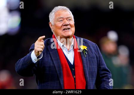 Max Boyce in campo davanti alla partita del Guinness Six Nations al Principality Stadium di Cardiff. Data foto: Domenica 10 marzo 2024. Foto Stock