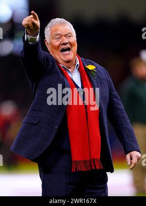 Max Boyce in campo davanti alla partita del Guinness Six Nations al Principality Stadium di Cardiff. Data foto: Domenica 10 marzo 2024. Foto Stock