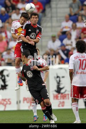 24 GIUGNO 2012: Heath Pearce (3) dei New York Red Bulls e Chris Pontius (13) dei DC United saltano per un colpo di testa durante un match MLS alla Red Bull Arena, a Harrison, New Jersey I Red Bulls hanno vinto 3-2. Foto Stock