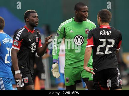 WASHINGTON, D.C. - 19 AGOSTO 2012: Brandon McDonald (4) e Bill Hamid (28) dei DC United discutono con Chris Kolb (22) alla fine di un match MLS con i Philadelphia Union all'RFK Stadium, a Washington DC, il 19 agosto. La partita terminò con un pareggio di 1-1. Foto Stock