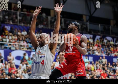 (240310) -- CEBU, 10 marzo 2024 (Xinhua) -- Ira Brown (R) dei giapponesi Chiba Jets va a combattere contro Leon Williams dei Seoul SK Knights della Corea del Sud durante la loro ultima partita alla East Asia Super League (EASL) Final Four 2024 nella provincia di Cebu, nelle Filippine, 10 marzo 2024. (Xinhua/Rouelle Umali) Foto Stock