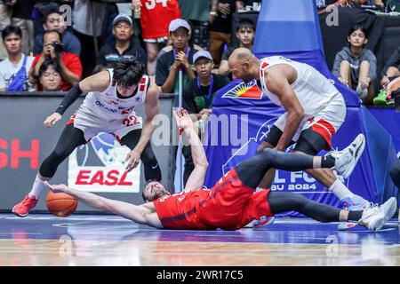 (240310) -- CEBU, 10 marzo 2024 (Xinhua) -- John Mooney (C) del Giappone Chiba Jets si batte contro Oh Jaehyun (L) e Leon Williams dei Seoul SK Knights sudcoreani durante la loro ultima partita alla East Asia Super League (EASL) Final Four 2024 nella provincia di Cebu, nelle Filippine, 10 marzo 2024. (Xinhua/Rouelle Umali) Foto Stock