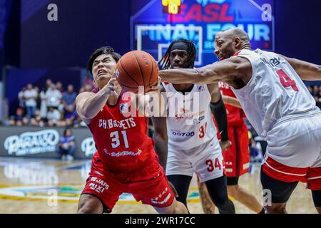 (240310) -- CEBU, 10 marzo 2024 (Xinhua) -- Hara Shuta (L) dei Chiba Jets giapponesi si batte contro i giocatori dei Seoul SK Knights della Corea del Sud durante la loro ultima partita alla East Asia Super League (EASL) Final Four 2024 nella provincia di Cebu, nelle Filippine, 10 marzo 2024. (Xinhua/Rouelle Umali) Foto Stock