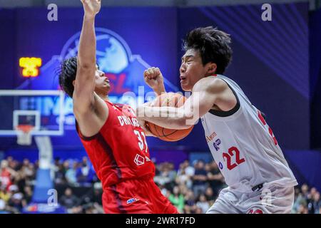 (240310) -- CEBU, 10 marzo 2024 (Xinhua) -- Oh Jaehyun (R) dei Seoul SK Knights sudcoreani si batte contro Hara Shuta dei Chiba Jets giapponesi durante la loro ultima partita alla East Asia Super League (EASL) Final Four 2024 nella provincia di Cebu, nelle Filippine, 10 marzo 2024. (Xinhua/Rouelle Umali) Foto Stock