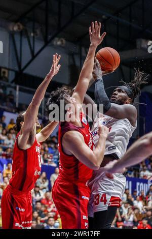 (240310) -- CEBU, 10 marzo 2024 (Xinhua) -- Jameel Warney (R) dei Seoul SK Knights sudcoreani spara contro i giocatori del Giappone Chiba Jets durante la loro ultima partita alla East Asia Super League (EASL) Final Four 2024 nella provincia di Cebu, nelle Filippine, 10 marzo 2024. (Xinhua/Rouelle Umali) Foto Stock