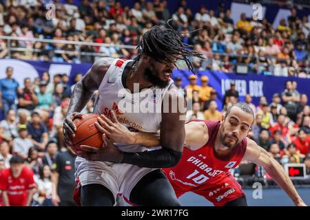 (240310) -- CEBU, 10 marzo 2024 (Xinhua) -- Jameel Warney (L) dei Seoul SK Knights della Corea del Sud si batte contro Xavier Cooks dei Chiba Jets del Giappone durante la loro ultima partita alla East Asia Super League (EASL) Final Four 2024 nella provincia di Cebu, nelle Filippine, 10 marzo 2024. (Xinhua/Rouelle Umali) Foto Stock