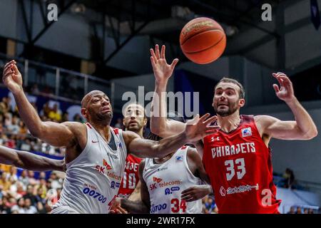 (240310) -- CEBU, 10 marzo 2024 (Xinhua) -- John Mooney (R) del Giappone Chiba Jets si batte contro Leon Williams dei Seoul SK Knights della Corea del Sud durante la loro ultima partita alla East Asia Super League (EASL) Final Four 2024 nella provincia di Cebu, nelle Filippine, 10 marzo 2024. (Xinhua/Rouelle Umali) Foto Stock