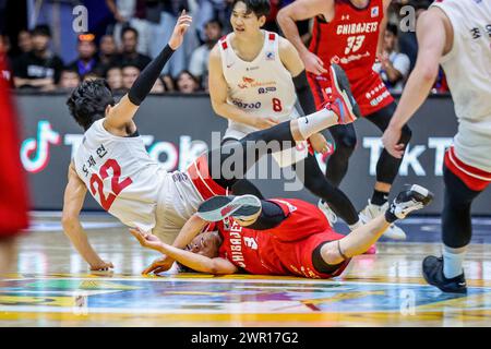 (240310) -- CEBU, 10 marzo 2024 (Xinhua) -- Ogawa Asato (in fondo) dei Chiba Jets giapponesi vies contro Oh Jaehyun dei Seoul SK Knights sudcoreani durante la loro ultima partita alla East Asia Super League (EASL) Final Four 2024 nella provincia di Cebu, nelle Filippine, 10 marzo 2024. (Xinhua/Rouelle Umali) Foto Stock