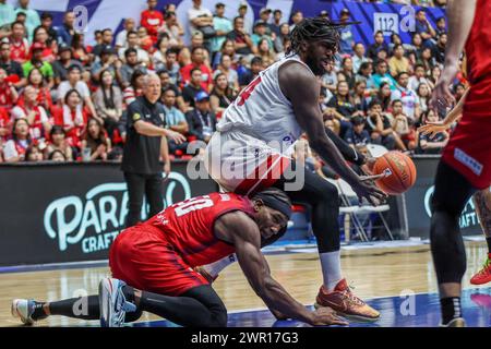 (240310) -- CEBU, 10 marzo 2024 (Xinhua) -- Jameel Warney (R) dei Seoul SK Knights della Corea del Sud si batte contro Ira Brown dei Chiba Jets del Giappone durante la loro ultima partita alla East Asia Super League (EASL) Final Four 2024 nella provincia di Cebu, nelle Filippine, 10 marzo 2024. (Xinhua/Rouelle Umali) Foto Stock