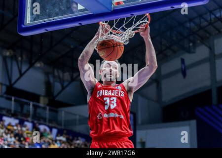 (240310) -- CEBU, 10 marzo 2024 (Xinhua) -- John Mooney del Giappone Chiba Jets si imbatte contro i Seoul SK Knights della Corea del Sud durante la loro ultima partita alla East Asia Super League (EASL) Final Four 2024 nella provincia di Cebu, nelle Filippine, 10 marzo 2024. (Xinhua/Rouelle Umali) Foto Stock