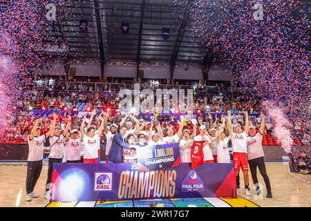 (240310) -- CEBU, 10 marzo 2024 (Xinhua) -- i membri dei Chiba Jets giapponesi festeggiano con il loro trofeo dopo aver conquistato il titolo di East Asia Super League (EASL) Final Four 2024 nella provincia di Cebu, nelle Filippine, 10 marzo 2024. (Xinhua/Rouelle Umali) Foto Stock