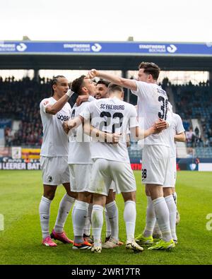 Fußball Bundesliga: VFL Bochum - SC Freiburg 10.03.2024. SC Freiburg im Jubel nach dem Tor von Maximilian Eggestein SC Freiburg, 8 1.Fußball Bundesliga: VFL Bochum - SC Freiburg Vonovia Ruhrstadion, 10.03.2024. LE NORMATIVE della DFL VIETANO QUALSIASI USO DI FOTOGRAFIE COME SEQUENZE DI IMMAGINI E/O QUASI VIDEO Bochum Vonovia Ruhrstadion NRW Deutschland *** 1 Bundesliga VfL Bochum SC Freiburg 10 03 2024 SC Freiburg celebrando dopo il gol di Maximilian Eggesteins SC Freiburg, 8 1 Soccer Bundesliga VfL Bochum SC Freiburg Vonovia Ruhrstadion, 10 03 2024 LE NORMATIVE DFL VIETANO QUALSIASI USO DI FOTOGRAFIE COME IM Foto Stock