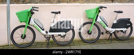 Due biciclette elettriche Lime parcheggiate in una strada a Greenwich, Londra Foto Stock