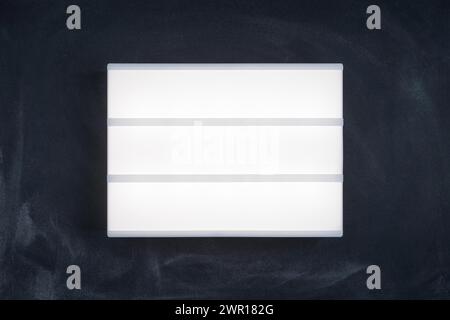 Display luminoso Lightbox senza lettere sul pannello di gesso scuro. Inserire il testo o il modello del progetto. Foto Stock
