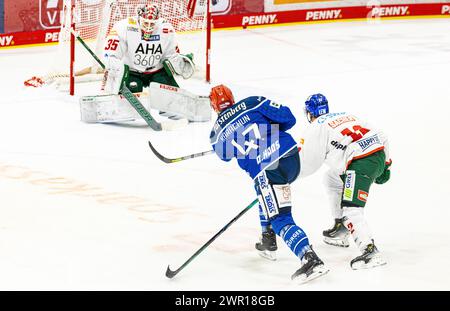 Schwenninger Wild Wings - Augsburger Panthers, Helios Arena, Penny DEL, Hauptrunde: Abschluss #47 Alexander Karachun (Schwenningen) auf Torhüter #35 M Foto Stock