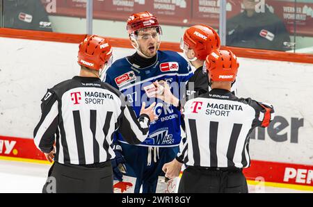 Schwenninger Wild Wings - Augsburger Panthers, Helios Arena, Penny DEL, Hauptrunde: Captain #37 Thomas Larkin (Schwenningen) ist mit einem Schiedsrich Foto Stock