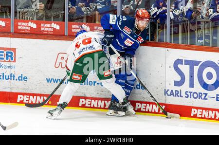 Schwenninger Wild Wings - Augsburger Panthers, Helios Arena, Penny DEL, Hauptrunde: #46 Moritz Elias (Augusta) gegen #96 Tyson Spink (Schwenningen) ( Foto Stock