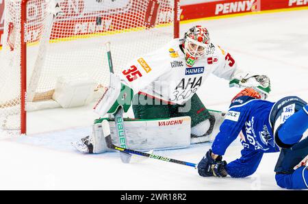 Schwenninger Wild Wings - Augsburger Panthers, Helios Arena, Penny DEL, Hauptrunde: Ein Schwenninger auf den Boden fliegen, Torhüter #35 Markus Keller Foto Stock