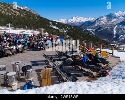 Sciatori che si rilassano al caffè di montagna, Montgenevre, Francia Foto Stock