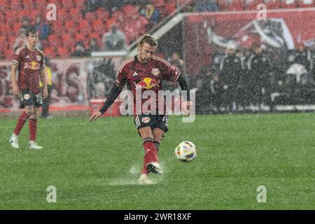 Harrison, Stati Uniti. 9 marzo 2024. Emil Forsberg (10) dei Red Bulls tira in rete durante la partita regolare della MLS contro i Dallas FC alla Red Bull Arena. I Red Bulls hanno vinto 2 - 1. (Foto di Lev Radin/Pacific Press) credito: Pacific Press Media Production Corp./Alamy Live News Foto Stock