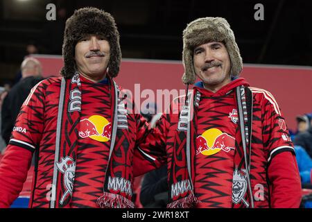 Harrison, Stati Uniti. 9 marzo 2024. I tifosi partecipano regolarmente alla partita dei Red Bulls della MLS contro i Dallas FC nonostante la pioggia intensa alla Red Bull Arena. I Red Bulls hanno vinto 2 - 1. (Foto di Lev Radin/Pacific Press) credito: Pacific Press Media Production Corp./Alamy Live News Foto Stock