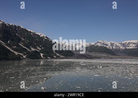 Il maestoso paesaggio intorno al galcier Hubbard, visto da una nave da crociera in Alaska USA Foto Stock