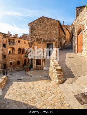 Vista panoramica nel paese di Campiglia Marittima, in un soleggiato pomeriggio d'estate. Nella provincia di Livorno, nella regione Toscana d'Italia. Foto Stock