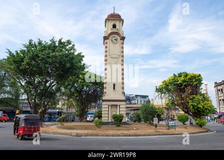 COLOMBO, SRI LANKA - 21 FEBBRAIO 2020: Vecchia torre dell'orologio Khan nella piazza della città Foto Stock