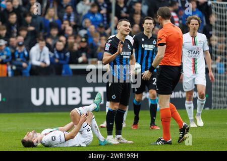 Siebe Schrijvers dell'OHL, Ferran Jutgla del Club e l'arbitro Jan Boterberg nella foto durante una partita di calcio tra il Club Brugge e l'Oud-Heverlee Leuven, domenica 10 marzo 2024 a Brugge, il giorno 29 della stagione 2023-2024 della prima divisione del campionato belga "Jupiler Pro League". BELGA FOTO KURT DESPLENTER Foto Stock