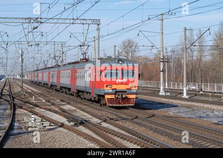 SLAVYANKA, RUSSIA - 4 MARZO 2024: Treno elettrico suburbano ET2M-119 in un giorno di marzo soleggiato. Ferrovia Oktyabrskaya Foto Stock