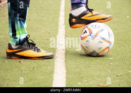 Ucraina Dnepr 09 marzo 2024. Un uomo in uno stadio di calcio si allena con la palla Adidas al Rihla 2022 indossando sneakers Nike e una tuta Puma Foto Stock