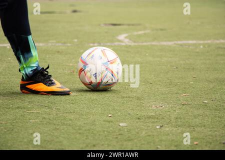 Ucraina Dnepr 09 marzo 2024. Un uomo in uno stadio di calcio si allena con la palla Adidas al Rihla 2022 indossando sneakers Nike e una tuta Puma Foto Stock