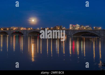 Posizione sulla Luna sopra il fiume Potomac e Arlington. Foto Stock