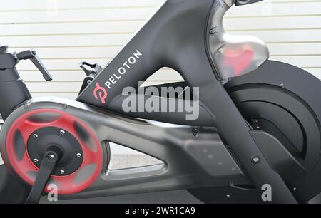 Primo piano della bici in peloton con nome e logo. Foto Stock