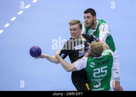 10 marzo 2024, Sassonia-Anhalt, Magdeburgo: Pallamano, Bundesliga, SC Magdeburg - Füchse Berlin, Matchday 25, GETEC Arena. Gisli Kristjansson (l-r) di Magdeburgo gioca contro Matthes Langhoff e Mijajlo Marsenic di Berlino. Foto: Ronny Hartmann/dpa Foto Stock