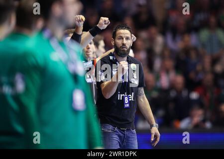 10 marzo 2024, Sassonia-Anhalt, Magdeburgo: Pallamano, Bundesliga, SC Magdeburg - Füchse Berlin, Matchday 25, GETEC Arena. Il coach del Magdeburg Bennet Wiegert reagisce a margine. Foto: Ronny Hartmann/dpa Foto Stock