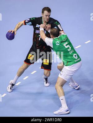 10 marzo 2024, Sassonia-Anhalt, Magdeburgo: Pallamano, Bundesliga, SC Magdeburg - Füchse Berlin, Matchday 25, GETEC Arena. Felix Claar (l) di Magdeburg gioca contro Max Darj di Berlino. Foto: Ronny Hartmann/dpa Foto Stock