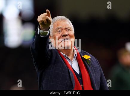 Max Boyce in campo davanti alla partita del Guinness Six Nations al Principality Stadium di Cardiff. Data foto: Domenica 10 marzo 2024. Foto Stock