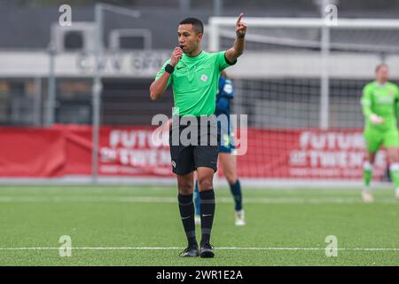 Enschede, Paesi Bassi. 10 marzo 2024. ENSCHEDE, PAESI BASSI - 10 MARZO: L'arbitro Nicholas Henon indica durante la partita olandese Azerion Vrouwen Eredivisie tra FC Twente e PSV a Schreurserve il 10 marzo 2024 a Enschede, Paesi Bassi. (Foto di Ben Gal/Orange Pictures) credito: Orange Pics BV/Alamy Live News Foto Stock