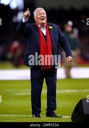 Max Boyce in campo davanti alla partita del Guinness Six Nations al Principality Stadium di Cardiff. Data foto: Domenica 10 marzo 2024. Foto Stock