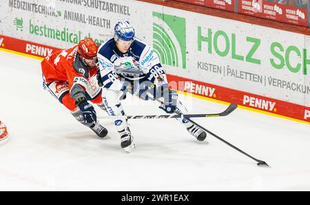 Schwenninger Wild Wings - roster di Iserlohn, Helios Arena, Penny DEL, 32. Spieltag Hauptrunde: N. 54 Benjamin Marshall (Schwenningen) im Zweikampf gegen Foto Stock