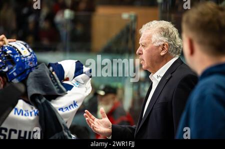 Schwenninger Wild Wings - roster di Iserlohn, Helios Arena, Penny DEL, 32. Spieltag Hauptrunde: Doug Shedden, Cheftrainer Iserlohn Roosters während dem Foto Stock