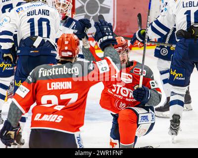 Schwenninger Wild Wings - roster di Iserlohn, Helios Arena, Penny DEL, 32. Spieltag Hauptrunde: #89 Zach Senyshyn (Schwenningen) jubelt in der 20. Spiel Foto Stock