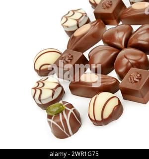 Varie praline di cioccolato isolato su sfondo bianco. Vista dall'alto. Foto Stock