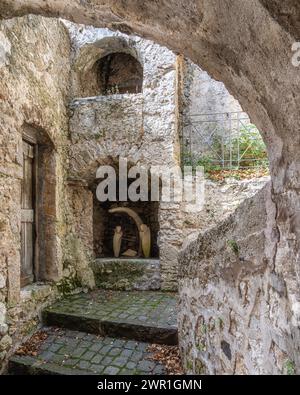 Il centro storico dal bellissimo borgo di Pesche, in provincia di Isernia, Molise, Italia. Foto Stock